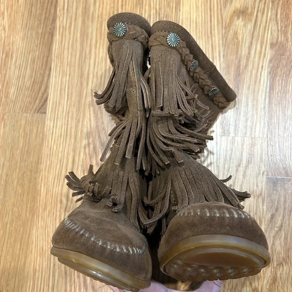 Minnetonka 3 Layer Fringe Boot milk chocolate Brown Size 4 kids retired color